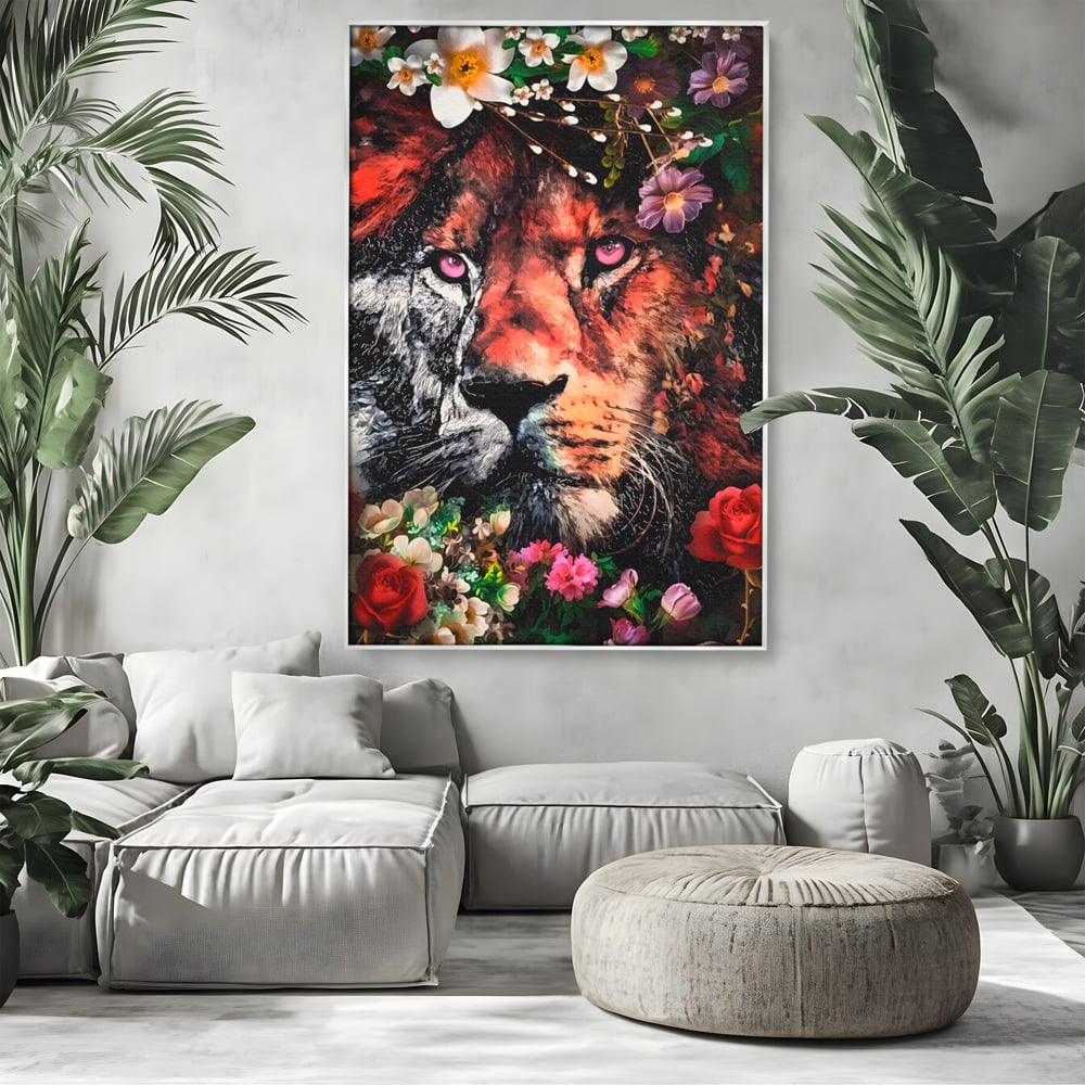 Tablou canvas cu tablou canvas cu cap de leu, in rama de aluminiu argintiu, pe perete intr-un living